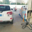 “拉倒”加油箱的肇事车辆。（警方供图） - 安徽网络电视台