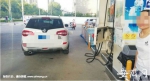 “拉倒”加油箱的肇事车辆。（警方供图） - 安徽网络电视台