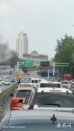 在金屯立交桥上发生自燃的轿车。 - 安徽网络电视台