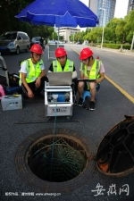 4工作人员操控机器人在管道内行走，通过实时画面了解地下情况， (2) - 安徽网络电视台