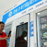 一位市民在无人药店买药。 - 安徽网络电视台