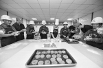 【我们的节日·中秋】志愿者与建设者一起制作月饼迎中秋 - 中安在线
