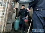 六安：居民家起火，民警舍身救火受称赞 - 安徽新闻网