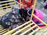 宿州：公园摇椅 “咬住”三岁孩子的脚 消防立即前往解救 - 安徽新闻网