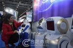 第十二届家博会上的一款智能服务型机器人。（资料图） - News.Hefei.Cc