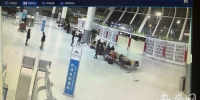 两女子在合肥机场互殴 抢座位起争执挑事一方赔500元 - 安徽网络电视台