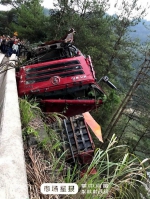 黄山一大货车翻入水库，驾驶员在村民协助下获救 - News.Hefei.Cc