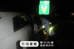 高速上孩子双脚卡于车门 民警营救(图) - News.Hefei.Cc