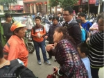 含山一妇女骑电动车撞倒环卫工人 所幸环卫工人伤势不重（图） - News.Hefei.Cc