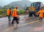 舒城普降大雨山石滚落国道路面 公路职工冒雨抢修保畅通（图） - News.Hefei.Cc