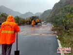 舒城普降大雨山石滚落国道路面 公路职工冒雨抢修保畅通（图） - News.Hefei.Cc