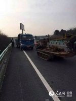 拖拉机违法拖曳故障货车 - News.Hefei.Cc