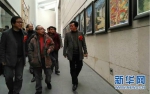 此次展览共展出百余幅作品，吸引很多市民前来观赏 - News.Hefei.Cc