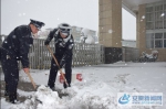 清扫路面积雪 - 安徽新闻网