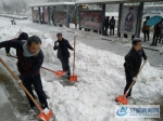 1月4日以来，安徽省蚌埠市持续降雪、低温，路滑难行，交通遇到困难。4日以来，中国邮政集团公司蚌埠市邮政公司积极开展“抗击风雪确保邮政畅通”工作，组织党员、团员青年和邮政志愿者来到蚌埠市积雪严重、路滑难行的街头、马路，义务清理积雪，铲除路面结冰，保障了市民安全出行。 - 安徽新闻网