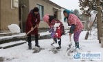 义安区胥坝乡干群奋力铲雪保畅通 - 安徽新闻网