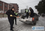 1月27日以来，安徽淮北地区普降中到大雪，路面、桥面积雪结冰严重，影响道路通行，淮北交警启动恶劣天预案，全警上路应对冰雪恶劣天气，守护着市民的交通安全。 - 安徽新闻网