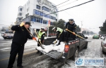 2018年1月28日上午，淮北交警支队四大队民警正在辖区工人村大街撒盐除雪。 - 安徽新闻网