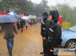 暴雨中维护秩序的“黑色雨披”和“绿色雨披” - 安徽新闻网