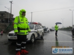 暴雨中维护秩序的“黑色雨披”和“绿色雨披” - 安徽新闻网