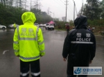 暴雨中维护秩序的“黑色雨披”和“绿色雨披” - 安徽新闻网