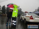 暴雨中维护秩序的“黑色雨披”和“绿色雨披” - 安徽新闻网