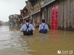 铜陵警方帮助群众转移 黄丽俐拍摄 - 徽广播